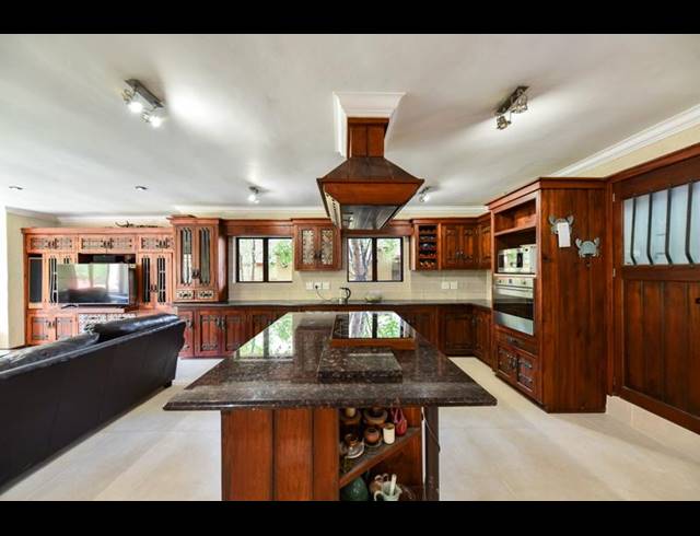 6 BEDROOM HOUSE FOR SALE IN MIDSTREAM ESTATE